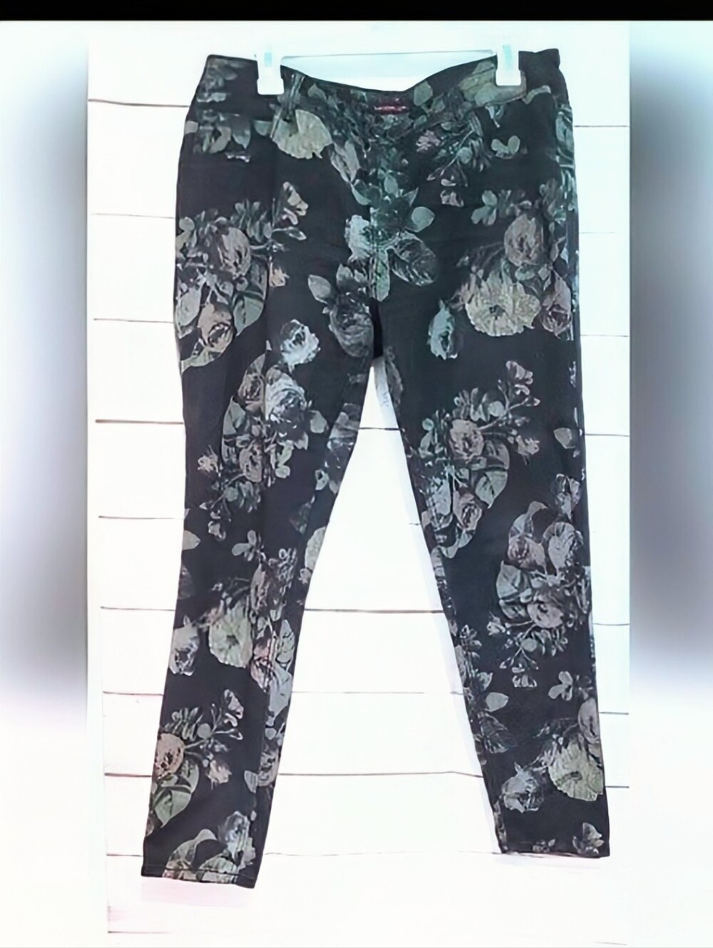 Nwot Material Girl  lightweight floral Print / Pattern  stretch jeans Size 15